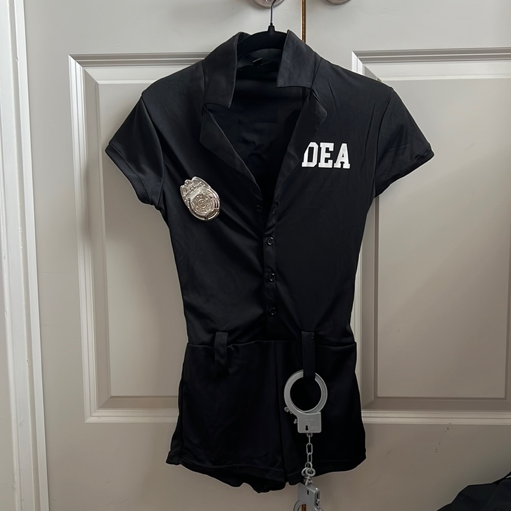 DEA ONE PIECE- handcuffs included